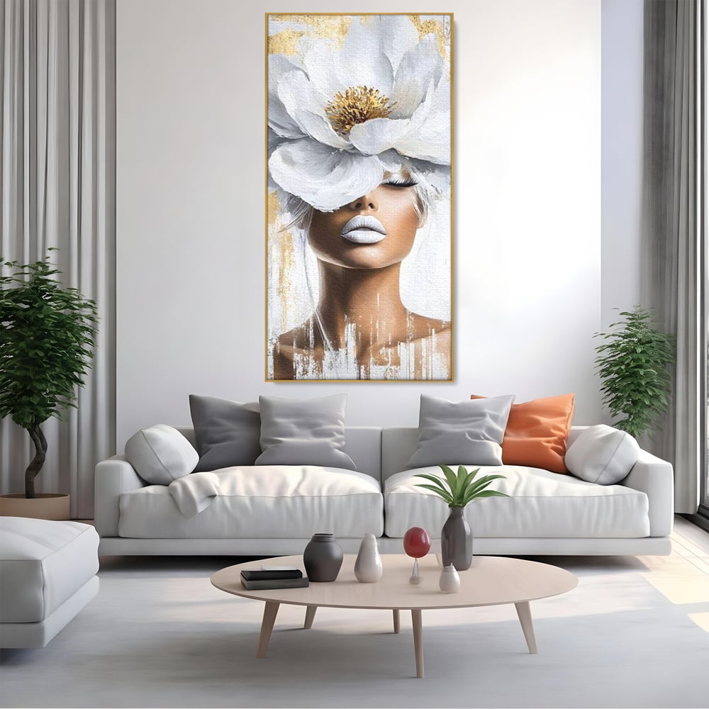 Tablou canvas cu tablou canvas cu portret de femeie si magnolie, in rama de aluminiu auriu, pe perete intr-un living